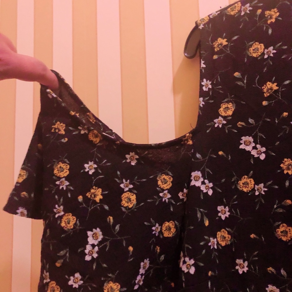 Cute boohoo dress it ruffles in the front. Cute 🥰